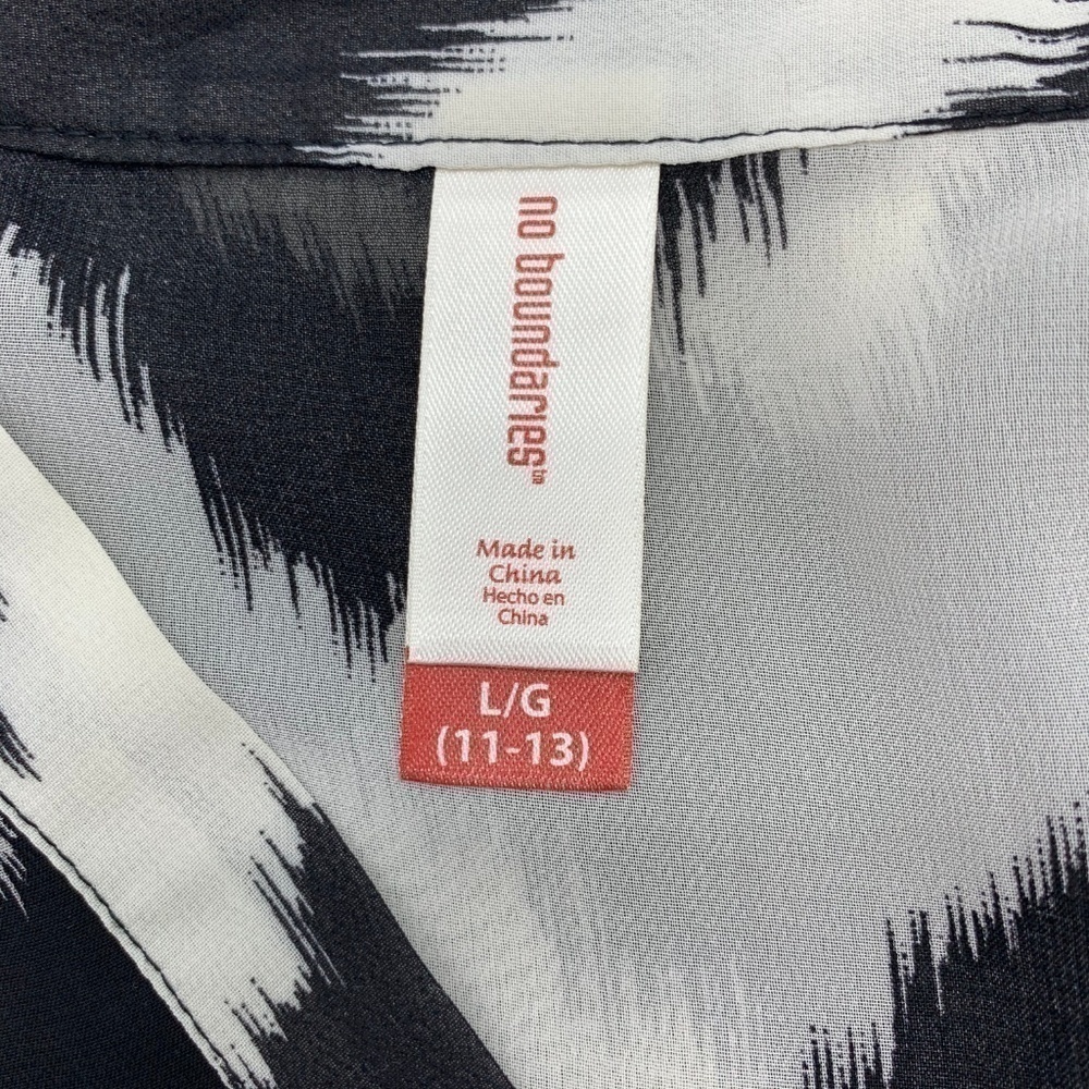 ๐No Boundaries Black & White Long Sleeve SheerTop - Picture 4 of 7
